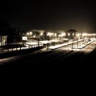 Nächtliche Bahnhofsimpression im Schnee