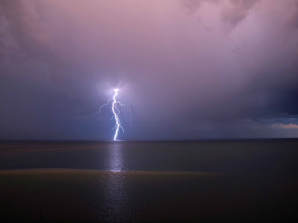 Nächtliche Beleuchtung Foto & Bild | gewitterfotos, wetter, natur