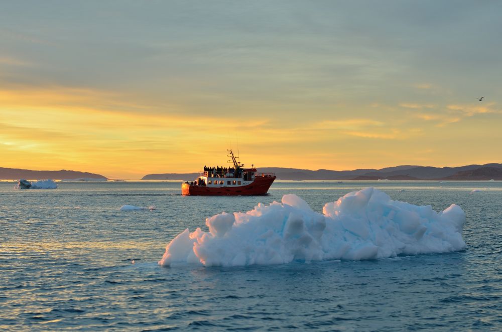Nächtliche Bootsfahrt auf dem Eisfjord in Ilulissat