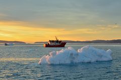 Nächtliche Bootsfahrt auf dem Eisfjord in Ilulissat