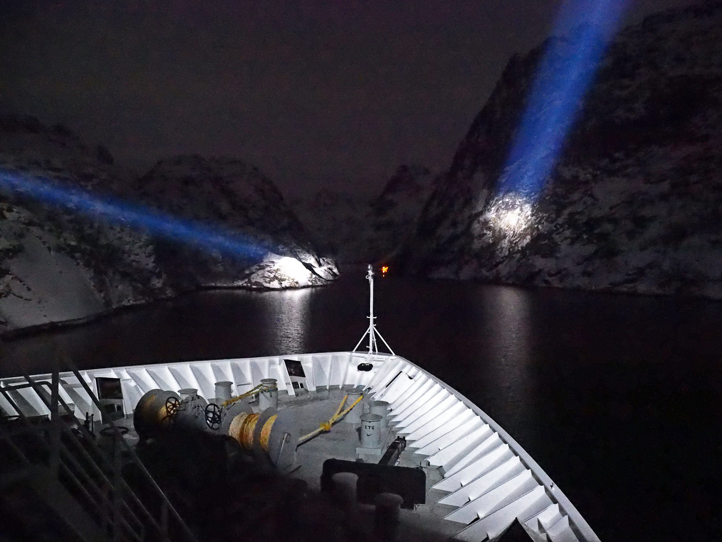 Nächtliche Einfahrt in den Trollfjord