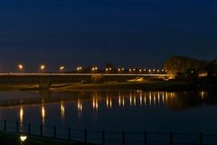 Nächtliche Elbebrücke