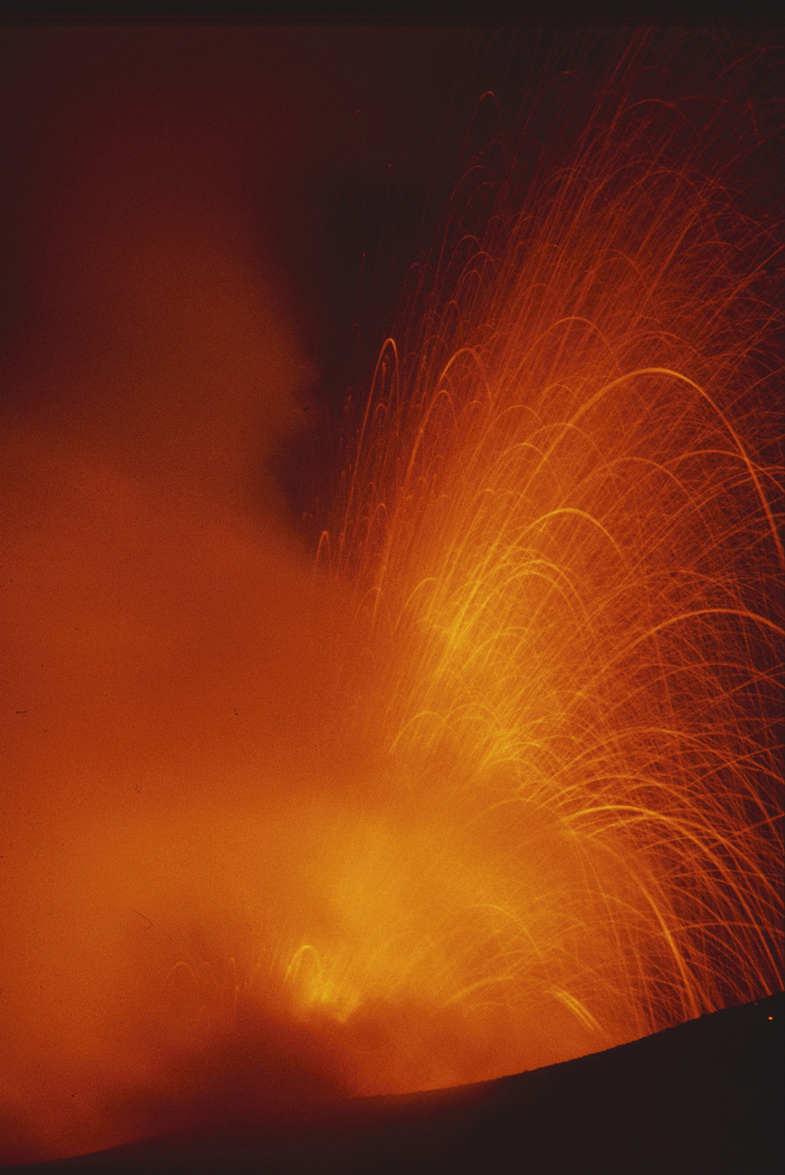 Nächtliche Eruption des Stromboli - September 1981