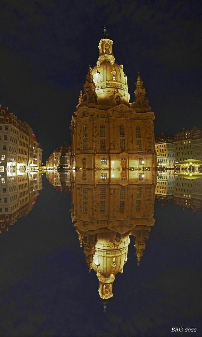 Nächtliche Frauenkirche im Spiegelbild 