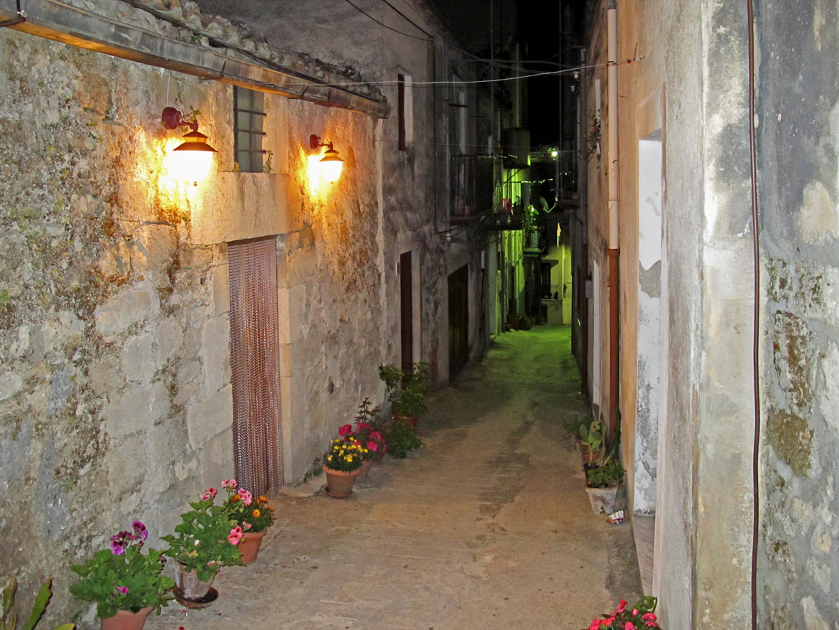 Nächtliche Gasse in Caltabellotta (Sizilien), - vicolo notturno a Caltabellotta