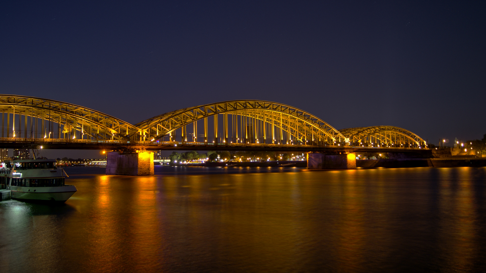 Nächtliche Hohenzollernbrücke in Köln