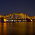Nächtliche Hohenzollernbrücke in Köln