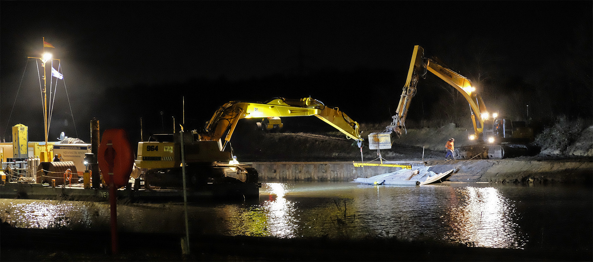 Nächtliche Kanalbaustelle mit Taucher im Hafen von Hamm am Datteln-Hamm-Kanal