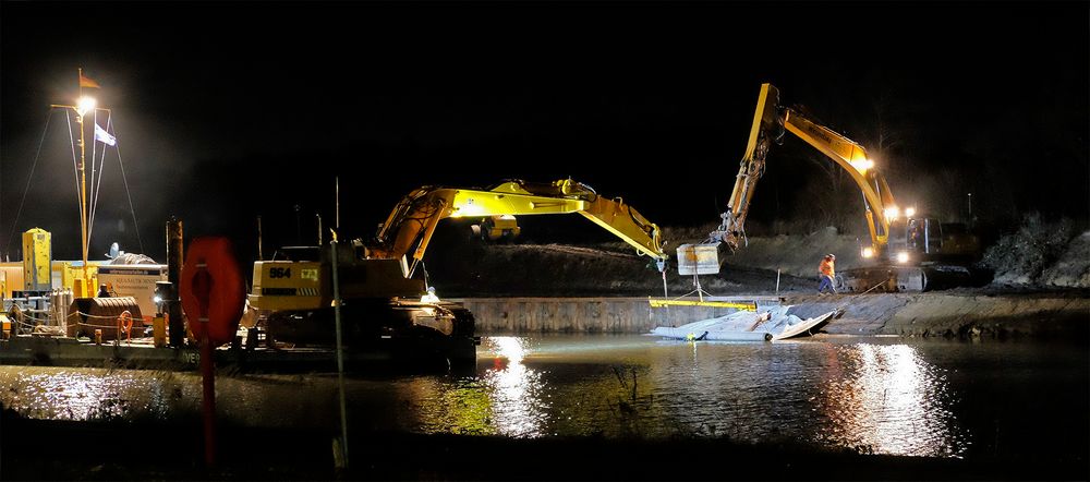 Nächtliche Kanalbaustelle mit Taucher im Hafen von Hamm am Datteln-Hamm-Kanal