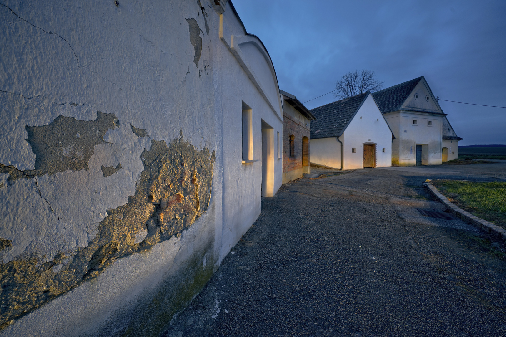 Nächtliche Kellergasse im Weinviertel