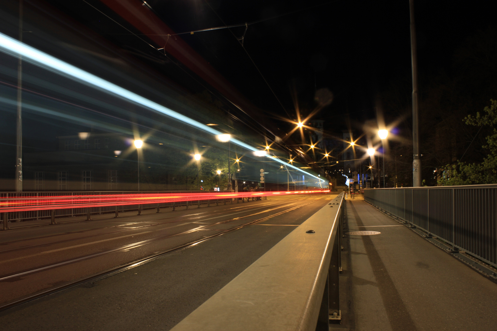 Nächtliche Lichtsternenallee für Strassenbahn