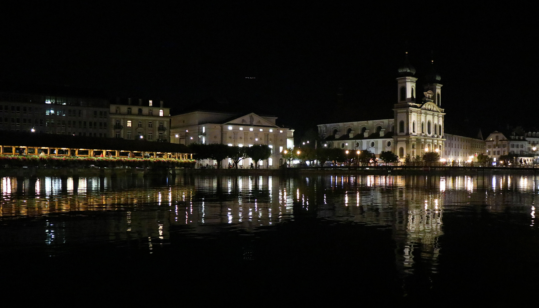 Nächtliche Reuss in Luzern