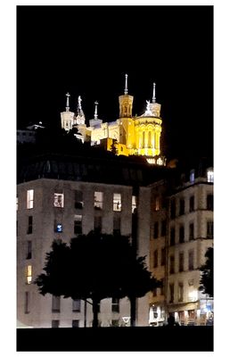 Nächtliche Schiffs-Passage in Lyon