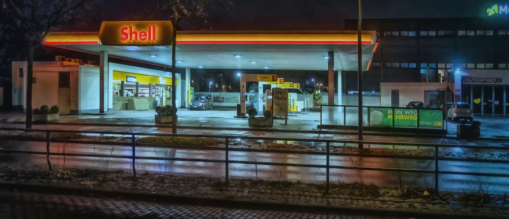 nächtliche Shell Tankstelle