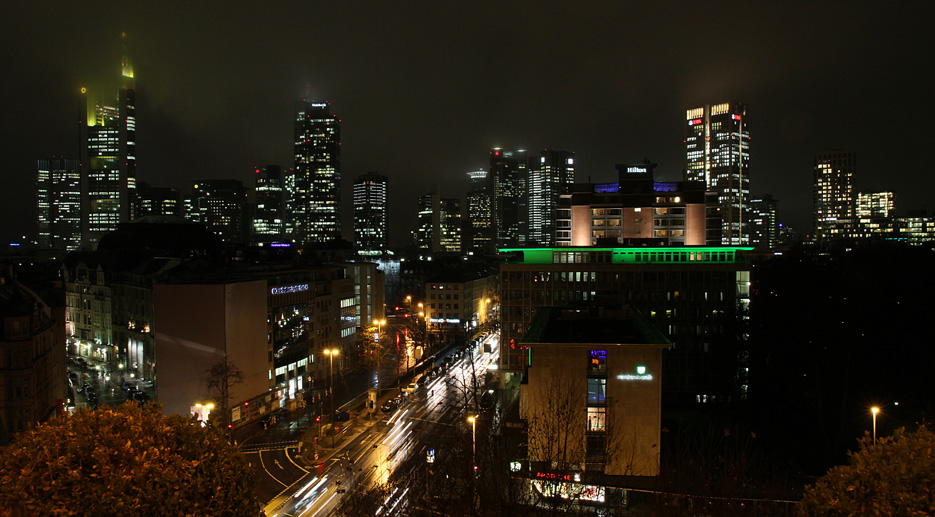 Nächtliche Skyline bei Regen ...