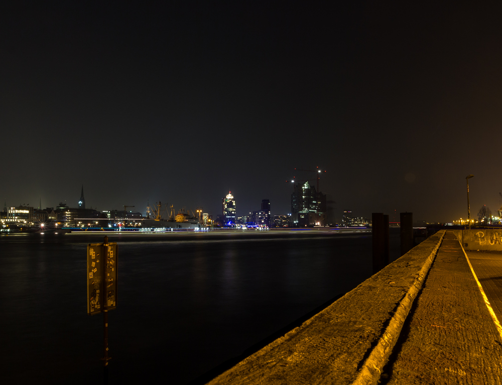 Nächtliche Skyline Hamburg vom Südende des alten Elbtunnels