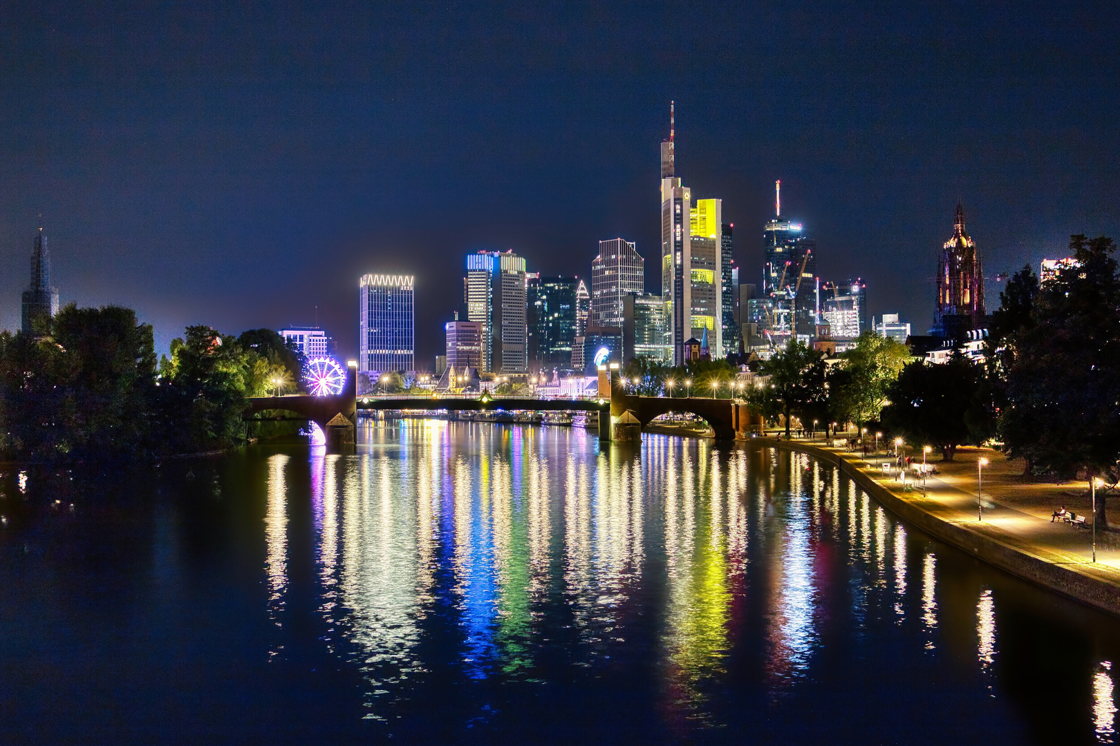 Nächtliche Skyline von Frankfurt am Main.