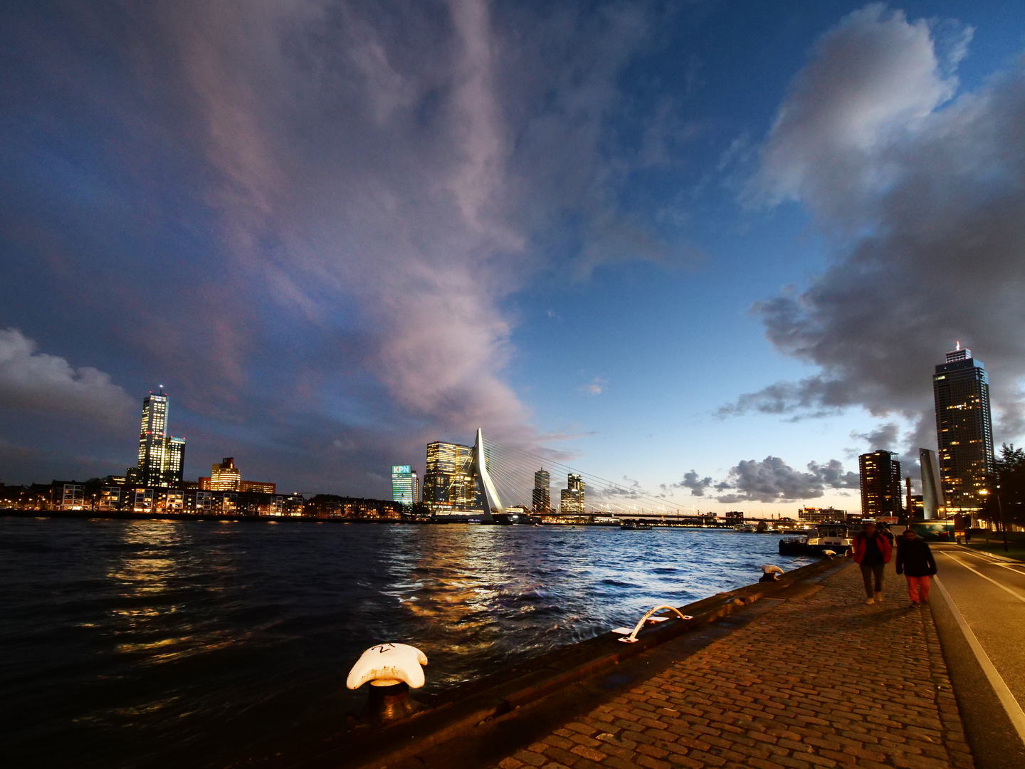 Nächtliche Skyline von Rotterdam