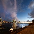 Nächtliche Skyline von Rotterdam