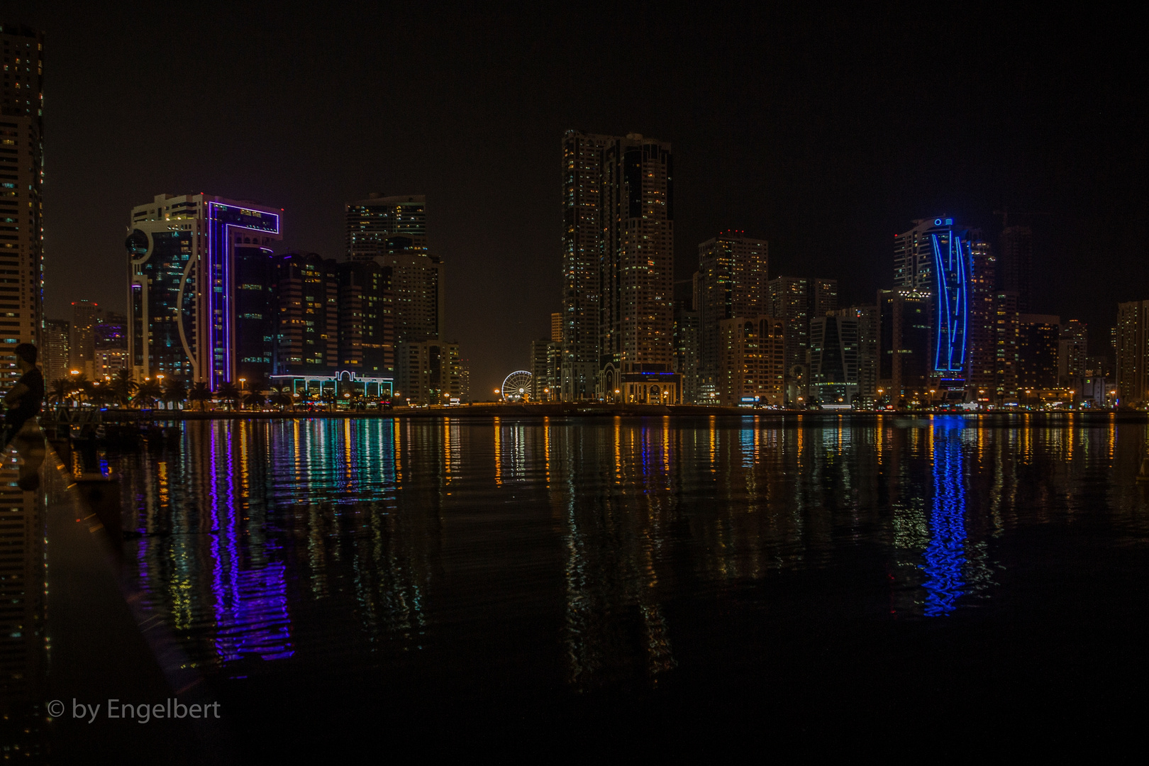 Nächtliche Skyline von Sharia (Dubai)