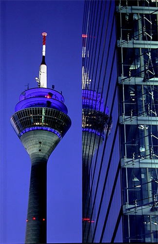 nächtliche Spiegelfechtereien zwischen Rheinturm und Stadttor