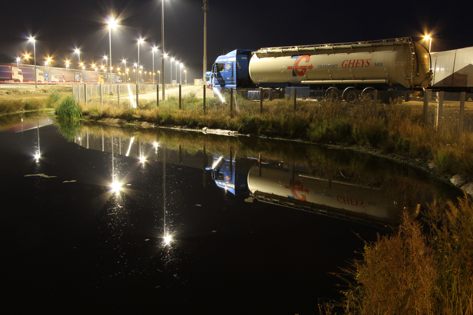 Nächtliche Spiegelung an der Autobahn