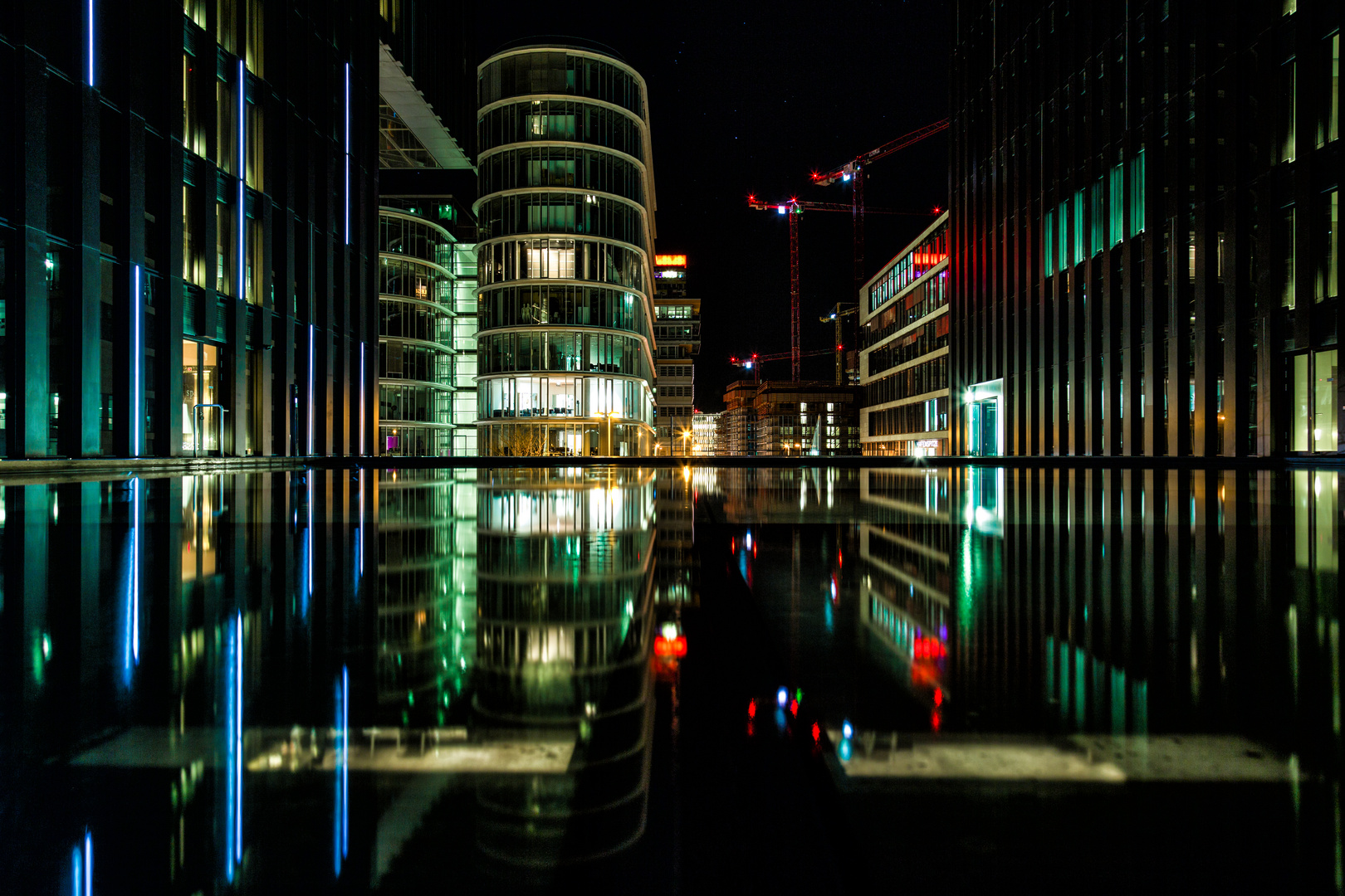 Nächtliche Spiegelung im Medienhafen