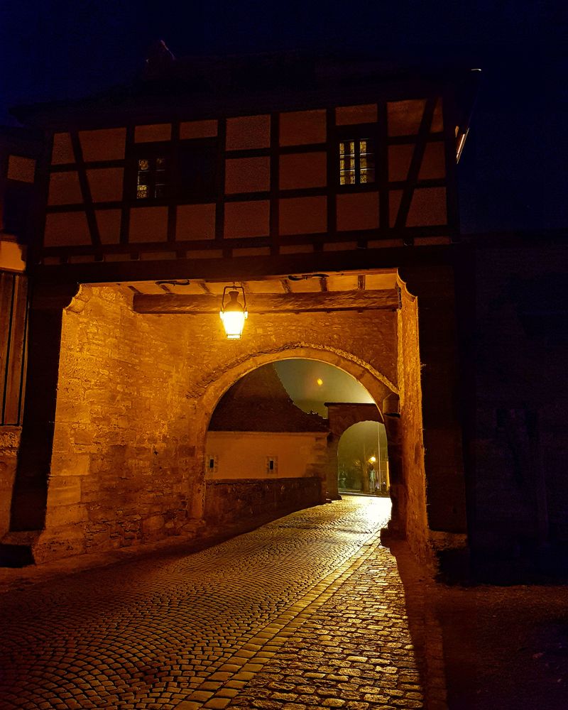 "Nächtliche Stille am Stadttor"