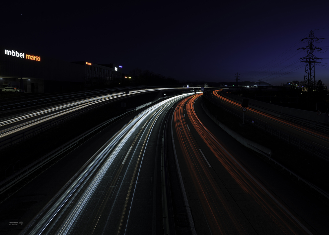 Nächtliche Stimmung mit Lichtstreifen