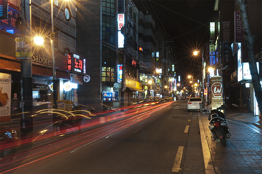 Nächtliche Straßenszene in Anam, Seoul, Südkorea (1)