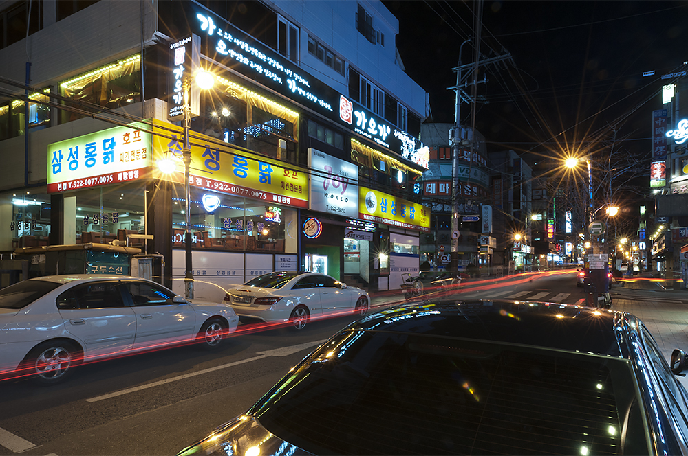 Nächtliche Straßenszene in Anam, Seoul, Südkorea (2)