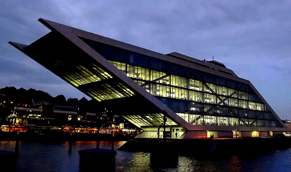 Nächtliche Vorbeifahrt am Dockland