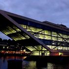 Nächtliche Vorbeifahrt am Dockland