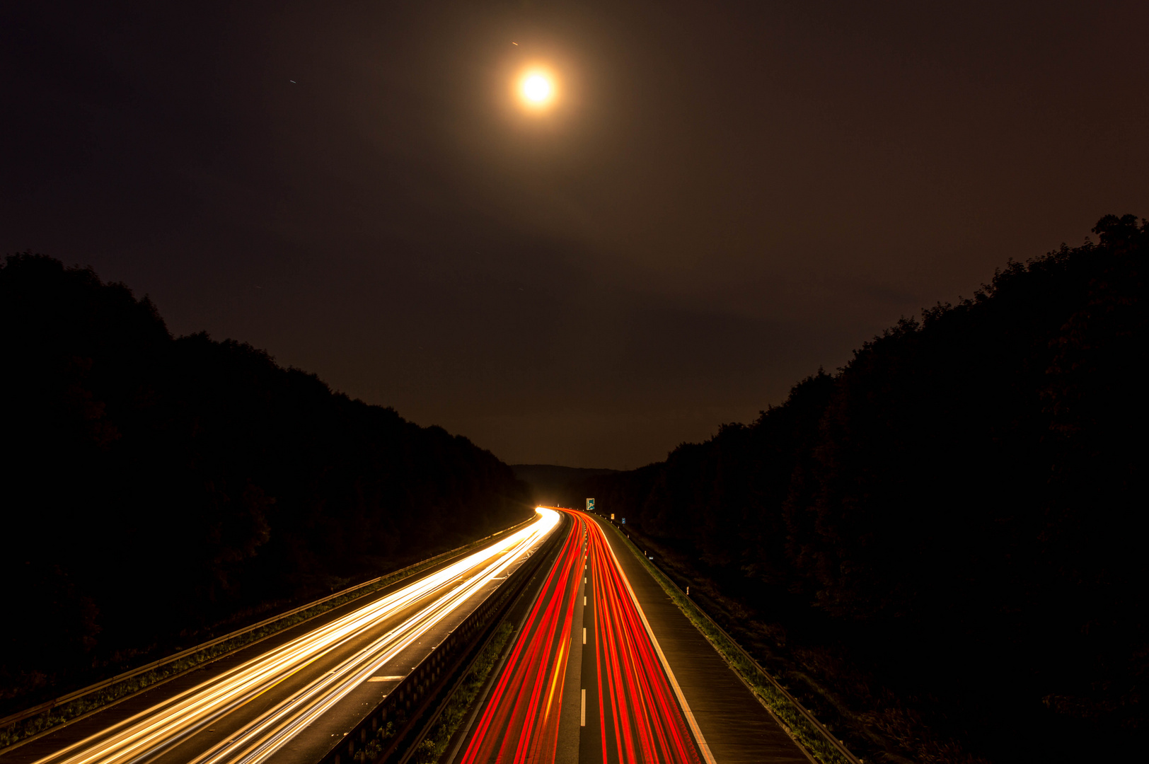 Nächtlicher Autobahnverkehr