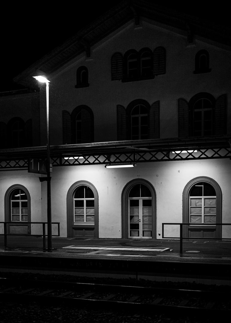 Nächtlicher Bahnhof (geschlossen)