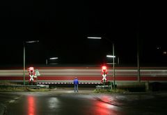 nächtlicher Bahnübergang