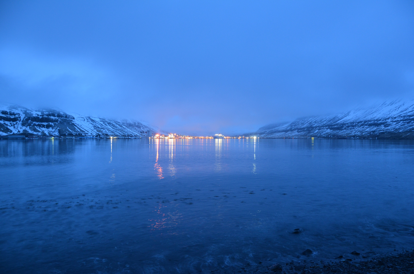 Nächtlicher Blick auf den Liegeplatz der M/S Norröna in Seydisfjördur