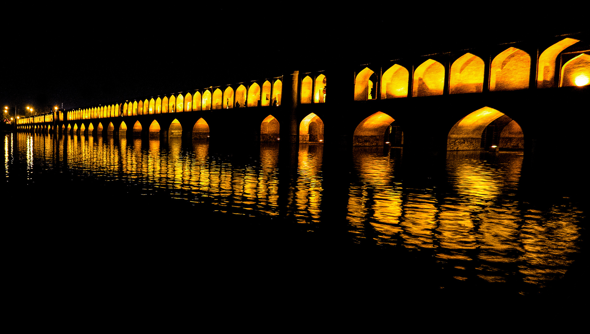 Nächtlicher Blick auf die 33-Bogen-Brücke in Isfahan