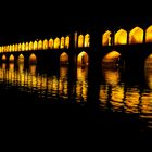 Nächtlicher Blick auf die 33-Bogen-Brücke in Isfahan