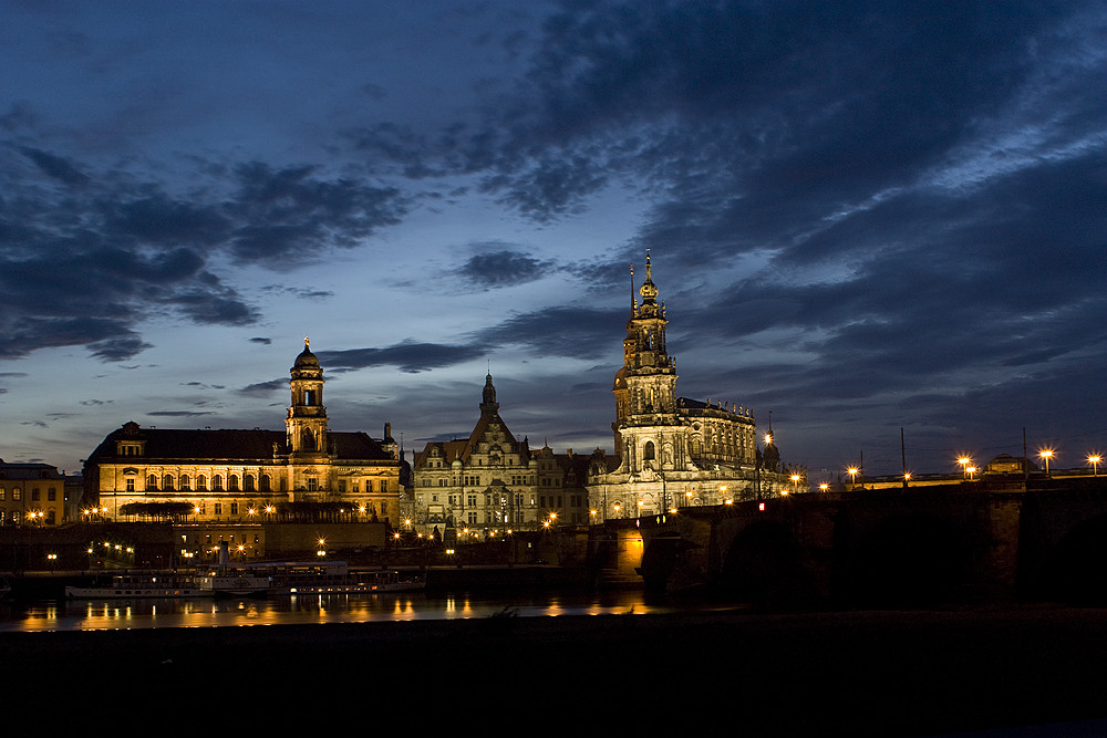 nächtlicher Blick auf die Hofkirche Dresden