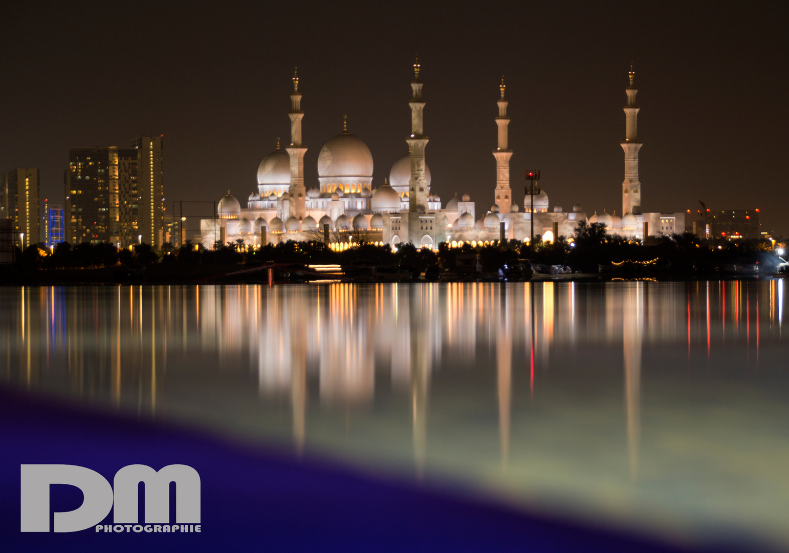 nächtlicher Blick auf Sheikh Zayed Grand Mosque