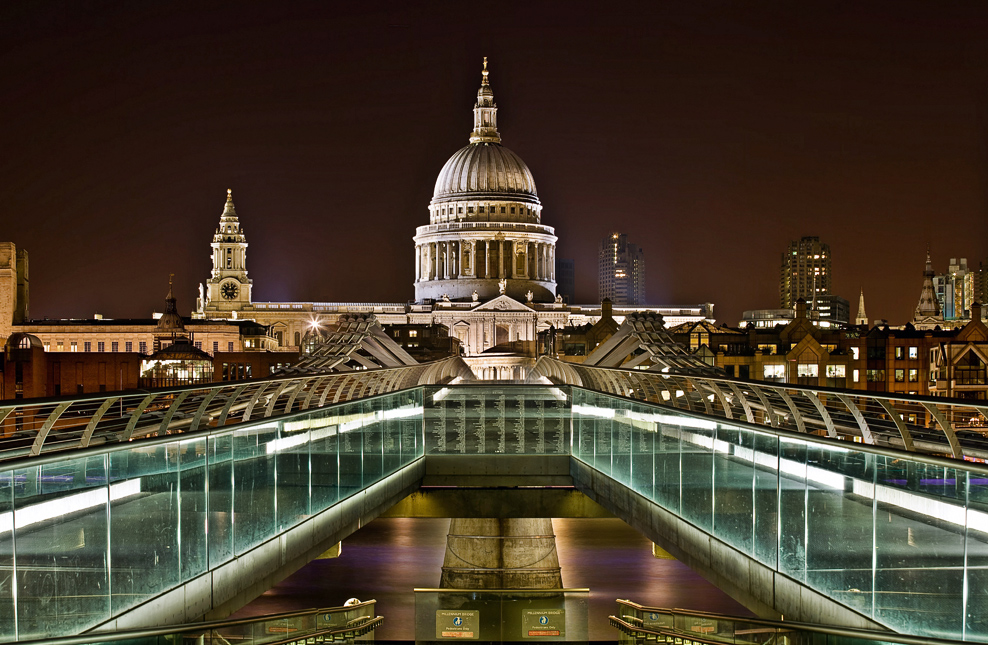 Nächtlicher Blick auf St. Paul's