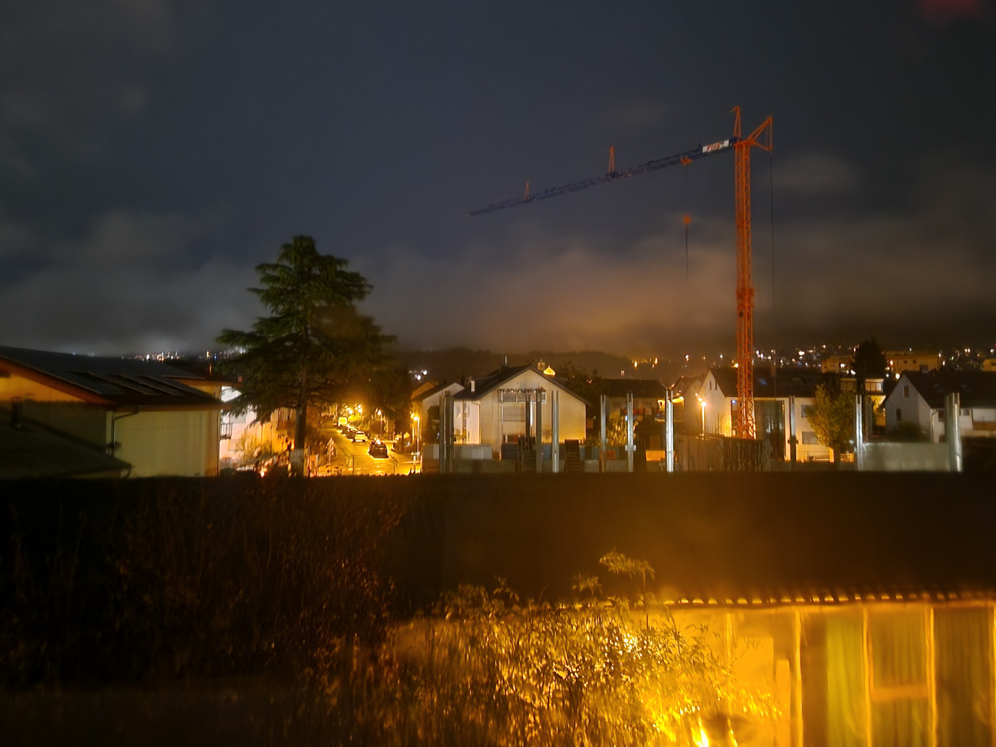 Nächtlicher Blick aus dem dachfenster 