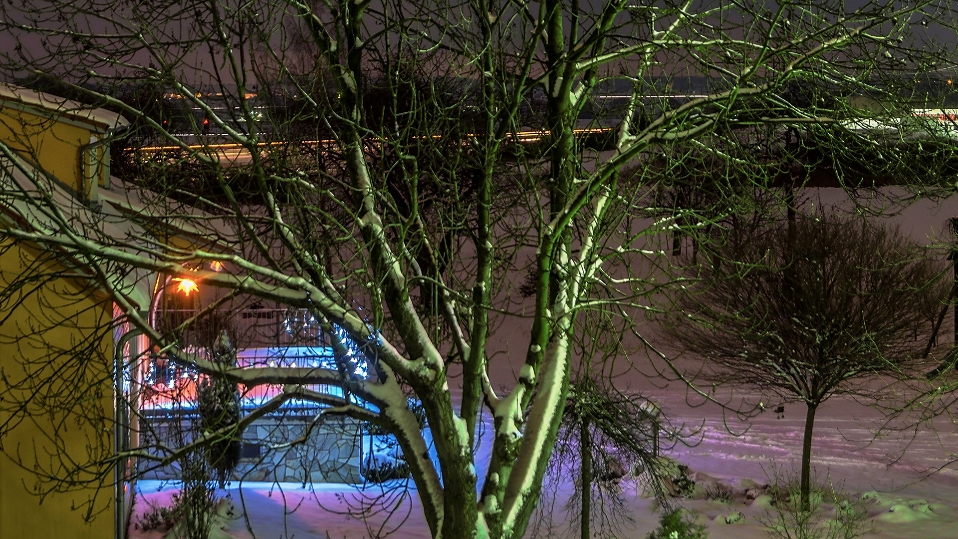 nächtlicher Blick aus dem Fenster