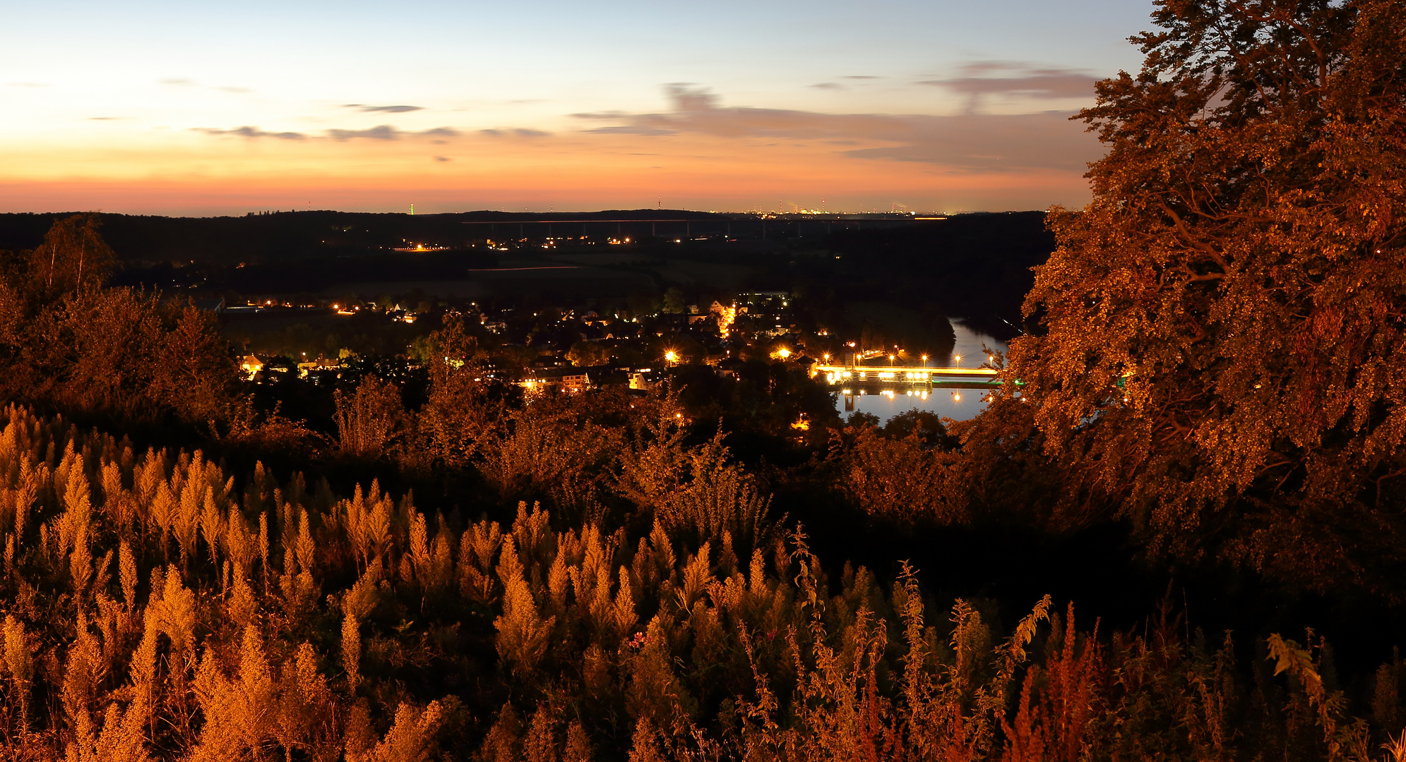 Nächtlicher Blick über das Ruhrtal bei Kettwig