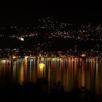 Nächtlicher Blick über den Lago Maggiore auf Locarno.