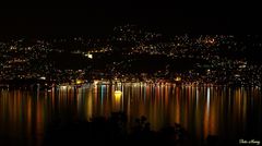 Nächtlicher Blick über den Lago Maggiore auf Locarno.