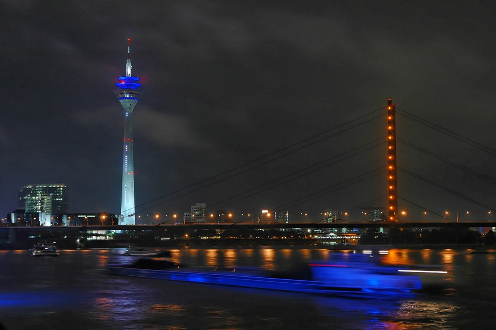 Nächtlicher Blick über den Rhein mit dem Rheinturm und der Rheinkniebrücke - Düsseldorf