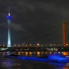 Nächtlicher Blick über den Rhein mit dem Rheinturm und der Rheinkniebrücke - Düsseldorf