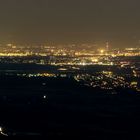 Nächtlicher Blick über die Industrieanlagen der Rheinebene